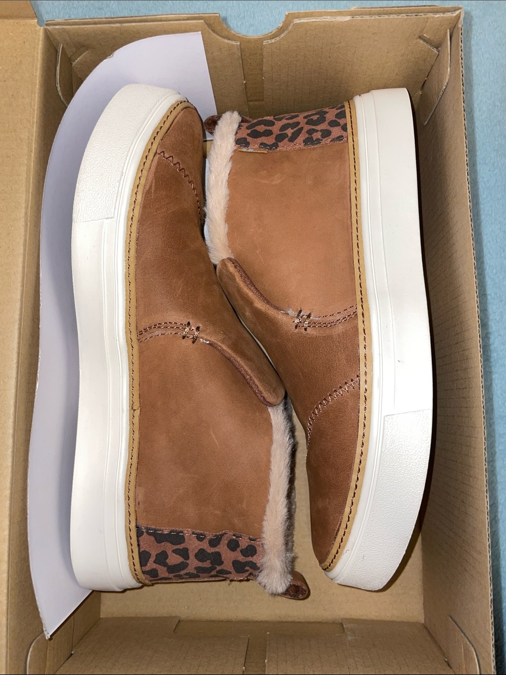 Tom’s Faux fur lined boots shoes size 7 suede leather tan rubber soles autumn - Picture 1 of 5